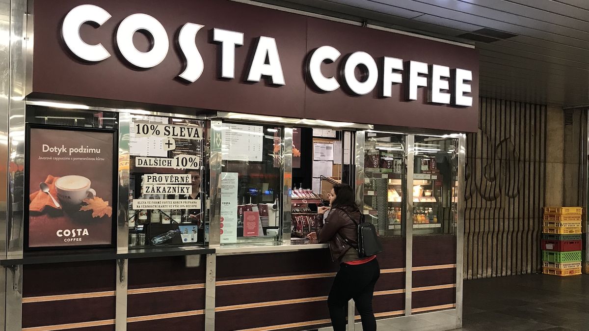 Káva s sebou kvůli covidu nevynáší. Známý řetězec v Česku uspal půlku poboček